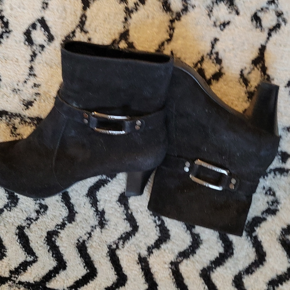 Shoes - Picture 2 of 5